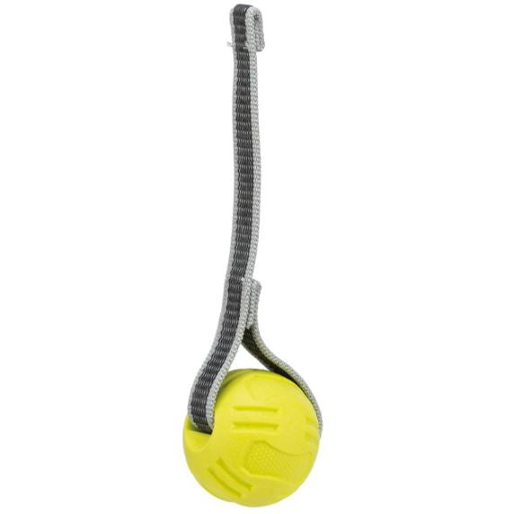 Gummiboll i TPR med rem i gummi, ø 6 cm, ca 20 cm inkl boll, flyter